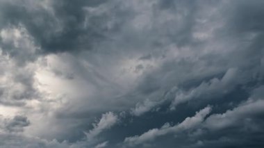 Gökyüzünde dönen fırtına bulutlarının dramatik zaman atlaması. Hava koşulları, sinemasal geçişler ya da fırtınayla ilgili video makaraları için mükemmel.. 