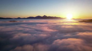 Güzel hava manzarası sisli bulutların üzerinde... Alp dağlarında hızlı hareket... İHA atışı, Hiper hata, zaman atlaması.... 