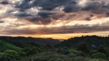 Gün batımının güzel renkleri gökyüzü güneş ışığı ile vahşi orman doğası üzerinde Yeni Zelanda dağları akşam manzarası zaman kaybı, panoramik, Pan 