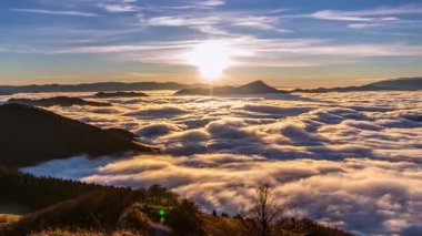 Dağlarda huzurlu güneşli bir akşam. Doğa, sonbahar vadisinde, gün batımında sisli bulutlar akar. Zaman aşımı aynası 