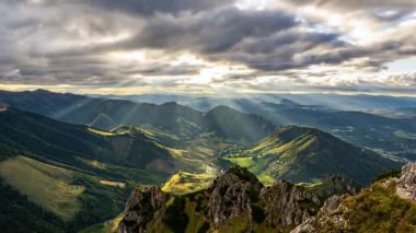 Güneşin sihirli altın ışığının zamanı bulutların arasından yükselip yeşil dağların üzerinde yükseliyor. Doğa görüntüleri, ilham verici projeler ya da açık hava maceraları için sakin ve sinematik bir sahne