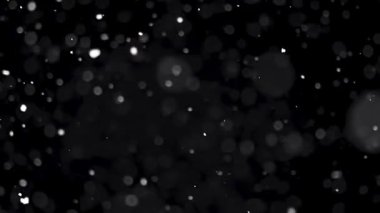 Yumuşak kar taneleri, barışçıl bir kar yağışı altında siyah bir zemine doğru sürükleniyor. Mükemmel kar, şenlikli, sinematik ya da atmosferik mevsimsel sahneler için kış arka plan efektini örtüyor. 