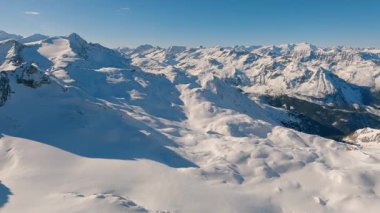 Avusturya Alpleri 'nin nefes kesici manzarası taze toz karla kaplıydı. Güneşli kış manzarası kayak, açık hava macerası ve dağlık alan için idealdir. Seyahat temaları için mükemmel. 