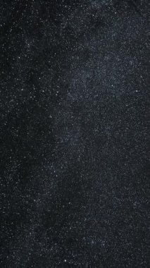 Karanlık yıldızlı bir gece gökyüzünde parlayan yıldızların dikey zaman atlaması. Astronomi videoları, kozmik arka planlar ya da rahatlatıcı görüntüler için mükemmel. Sosyal medya platformlarında dikey içerik için ideal. 