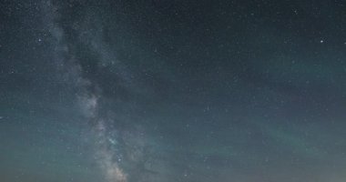 Samanyolu Galaksisi 'nde sayısız yıldız ve gece gökyüzünde gözle görülür bir hava parlaklığı var. Astronomi, bilim, uzay belgeselleri ya da rüya gibi doğa için ideal güzel kozmik sahne. 