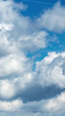 Dikey saat 9: 16 'da mavi gökyüzünde hızla hareket eden kümülüs bulutları. Makaleler, uygulamalar, başlıklar ve geçişler için gökyüzü arkaplanı, mobil düzenleme için mükemmel. 
