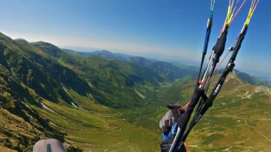 Yeşil Alp Dağları 'nın üzerinde yükselen paragliding POV çarpıcı manzarası, serbest uçuş macerası, adrenalin ve nefes kesici doğa özgürlüğü. Seyahat, ekstrem sporlar ve yaşam tarzı görüntüleri için mükemmel.