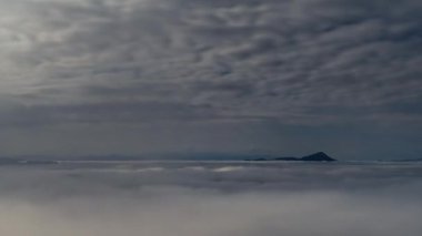 Dolunay bağıyla aydınlatılan gizemli bir gece manzarasının zaman atlaması. Ay ışınları hareket eden bulutları delip, gizemli, rüya gibi ve karamsar doğal bir sahne yaratır. Atmosfer için mükemmel, gece için.