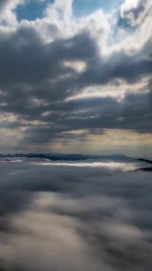 Dolunay gecesi sisli bir manzaranın dikey zaman kayması. Ay ışığı bulutların arasından geçip gidiyor. Gizemli doğa geçmişi, barışçıl, meditasyon, ortam ve...