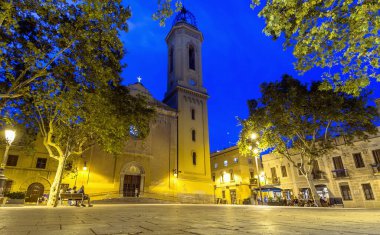 Barcelona, İspanya - 8 Temmuz 2017: Barcelona, İspanya 'da yerel halk ile Placa de la Concordia ve Esglsia de Santa Maria del Remei gece görüşü. Les Corts, 20. yüzyılın başlarına kadar Barselona 'dan bağımsız bir kasabaydı.