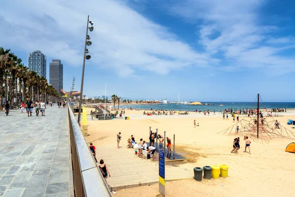 西班牙巴塞罗那 2017年7月6日 游客在西班牙巴塞罗那帕西格 马里蒂姆 Passeig Maritim 的海滩和摩天大楼前散步的日景 — 图库照片
