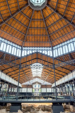 Barselona, İspanya - 9 Temmuz 2017: Barcelona, İspanya 'da Mercat del Born' un gündüz görüntüsü. Katalan mimarisinin bir sembolü..