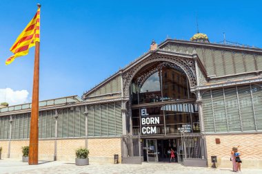 Barselona, İspanya - 9 Temmuz 2017: Barcelona, İspanya 'da Mercat del Born' un gündüz görüntüsü. Katalan mimarisinin bir sembolü..