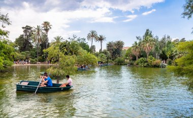 Barselona, İspanya - 9 Temmuz 2017: Barcelona, İspanya 'da yerel halk ve turistlerle Parc de la Ciutadella Gölü gündüz görünümü.