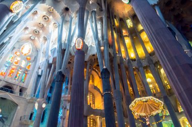 Barselona, İspanya - 11 Temmuz 2017: Gaudi tarafından tasarlanan ve 19 Mart 1882 'den beri inşa edilen katedral La Sagrada Familia' nın iç mimarisi