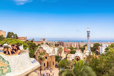 Barselona, İspanya - 10 Temmuz 2017: İspanya 'nın ünlü Park Guell banklarından görülen turistler ve Barselona şehir silueti. Guell Park Barselona 'nın en popüler yerlerinden biridir..