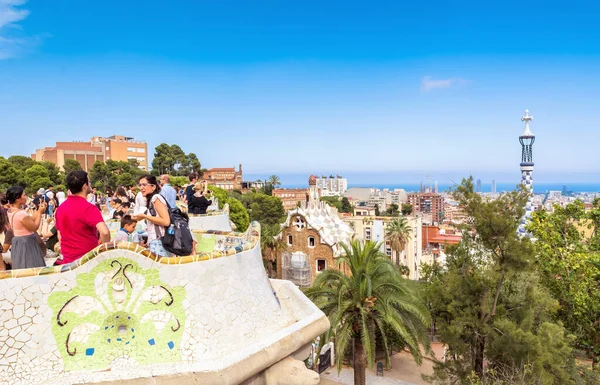 西班牙巴塞罗那 Barcelona Spain 2017年7月10日 游客在著名的西班牙瓜尔公园拍摄巴塞罗那市天际线的照片 瓜尔公园是巴塞罗那最受欢迎的景点之一 — 图库照片