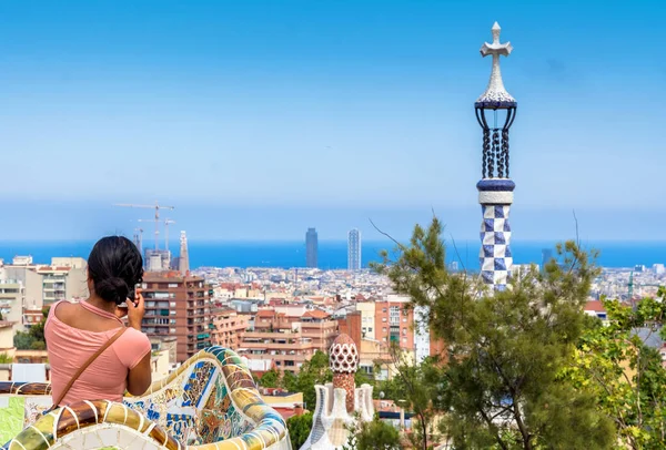 Barcelona Spanien Juli 2017 Touristin Fotografiert Die Skyline Von Barcelona — Stockfoto