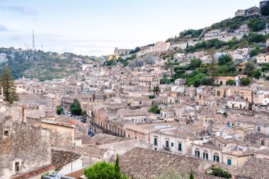 MODICA, İtalya - 23 AĞUSTOS 2017: Modica şehir merkezindeki panoramik şehir manzarası