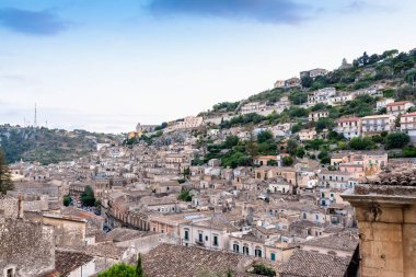 MODICA, İtalya - 23 AĞUSTOS 2017: Modica şehir merkezindeki panoramik şehir manzarası