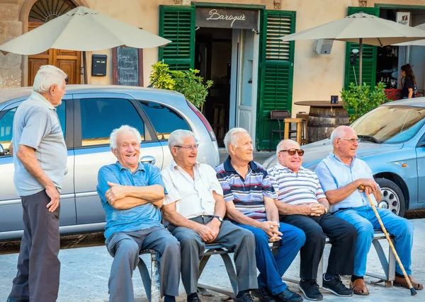 Scicli Italy August 2017 イタリアのサイクリストのダウンタウンのベンチに座っているイタリアの古い男性のグループ ストック画像