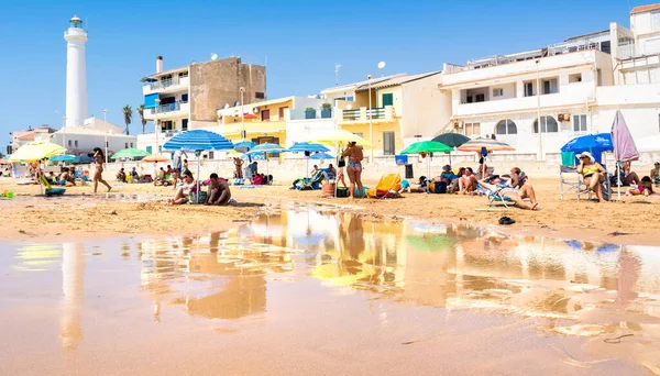 Ragusa Italië August 2017 Punta Secca Strand Uitzicht Met Toeristen Rechtenvrije Stockfoto's