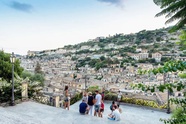 イタリア モジカ August 2017 イタリア モディカのダウンタウンで観光客とテラスからの街のパノラマビュー ストックフォト