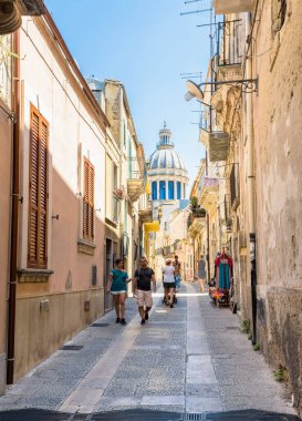 RAGUSA, İtalya - 25 Ağustos 2017: Ragusa, İtalya 'da Aziz George Duomo Kubbesi ile dar yol manzarası.