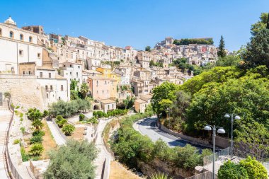 RAGUSA, İtalya - 25 AĞUSTOS 2017: Ragusa, İtalya 'da şehrin panoramik gündüz manzarası.