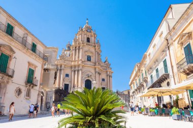 RAGUSA, İtalya - 25 Ağustos 2017: Ragusa, Sicilya, İtalya 'daki Saint George Katedrali ve Duomo Meydanı gündüz manzarası.