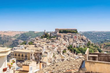 RAGUSA, İtalya - 25 AĞUSTOS 2017: Ragusa, İtalya 'da şehrin panoramik gündüz manzarası.