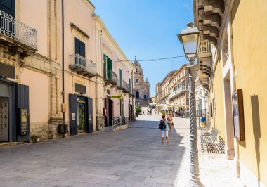 RAGUSA, İtalya - 25 AĞUSTOS 2017: Saint George Katedrali 'nin gündüz manzarası ve İtalya Ragusa, Sicilya şehir merkezi.