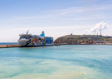 PIOMBINO, ITALY - 18 Ağustos 2018: Piombino limanındaki çizgi film karakterlerini tasvir eden Moby Lines Aki feribotunun gündüz görüntüsü. İtalyan firması Moby Lines, Warner Bros Looney Tunes karakterlerini gemilerinin harici ahırı olarak kullanmasıyla tanınıyor..