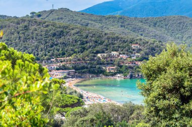 ISOLA D 'ELBA, ITALY - 29 Ağustos 2018: İtalya' nın Toskana, Elba adasındaki deniz ve sahil manzarası ve Spartaia plajı.