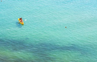 ISOLA D 'ELBA, İtalya - 24 Ağustos 2018: İtalya' nın Toskana adasındaki ünlü Fetovaia plajında gündüz deniz manzarası