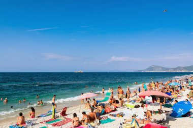 ISOLA D 'ELBA, İtalya - 25 Ağustos 2018: İtalya' nın Toskana adasındaki ünlü Delle Ghiaie plajında gündüz deniz manzarası.