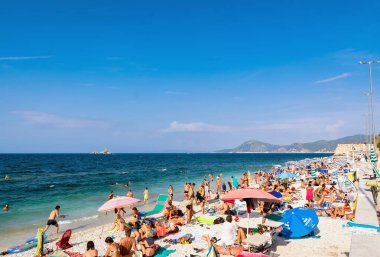 ISOLA D 'ELBA, İtalya - 25 Ağustos 2018: İtalya' nın Toskana adasındaki ünlü Delle Ghiaie plajında gündüz deniz manzarası.