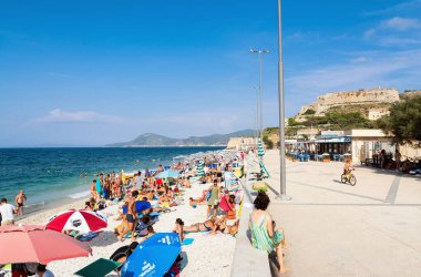 ISOLA D 'ELBA, İtalya - 25 Ağustos 2018: İtalya' nın Toskana adasındaki ünlü Delle Ghiaie plajında gündüz deniz manzarası.