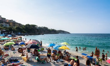 ISOLA D 'ELBA, İtalya - 25 Ağustos 2018: İtalya' nın Toskana adasındaki ünlü Delle Ghiaie plajında gündüz deniz manzarası.