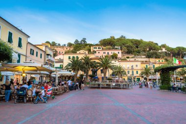 ISOLA D 'ELBA, ITALY - 26 Ağustos 2018: Porto Azzurro, Elba Adası, Toskana, İtalya.