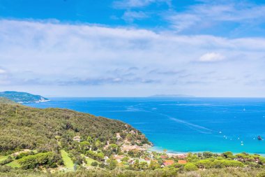 ISOLA D 'ELBA, ITALY - 29 Ağustos 2018: İtalya' nın Toskana, Elba adasındaki deniz ve sahil manzarası ve Spartaia plajı.