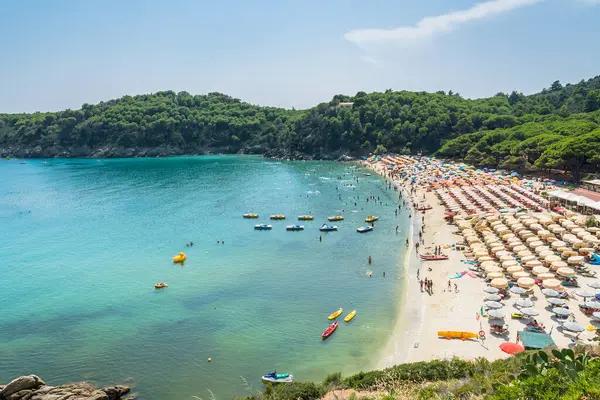 토스카나 이탈리아에서 유명한 Fetovaia 해변의 스톡 사진