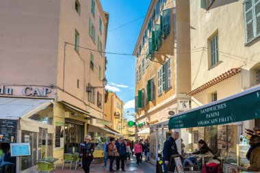 Menton, Fransa - 02 Mart 2019: Menton şehir merkezinde gündüz sokak sahnesi.
