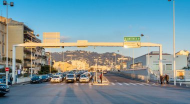 Cannes, Fransa - 01 Mart 2019: Cannes şehir merkezinde sokak manzaralı Alpes Maritimes arka planda