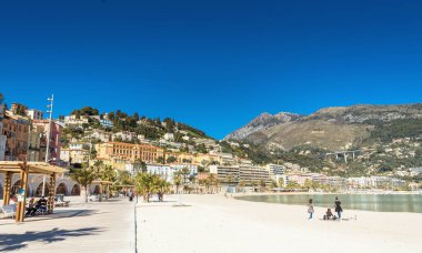 Menton, Fransa - 02 Mart 2019: Menton 'daki Plage des Sablettes' in gündüz görüntüsü. Quai Bonaparte ve eski şehrin iki limanı arasında yer almaktadır.