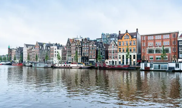 荷兰阿姆斯特丹 2019年6月12日 荷兰阿姆斯特丹的典型住宅 运河和商店的日景 图库照片