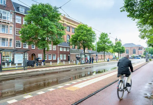 荷兰阿姆斯特丹 2019年6月12日 荷兰阿姆斯特丹Muiderstraat典型的荷兰住宅和当地人的日景 图库图片