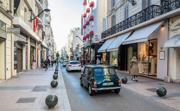 法国戛纳 2019年3月1日 戛纳市中心的街头场景 免版税图库照片