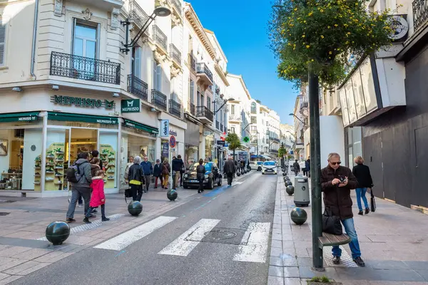 法国戛纳 2019年3月1日 戛纳市中心的街头场景 免版税图库图片
