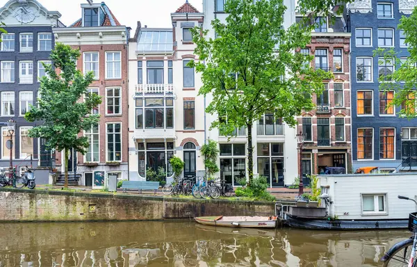 荷兰阿姆斯特丹 2019年6月12日 荷兰阿姆斯特丹的典型住宅 运河和商店的日景 免版税图库照片